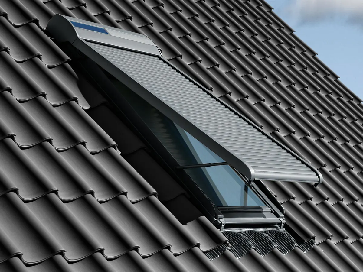 Dachfenster mit Rollladen von außen