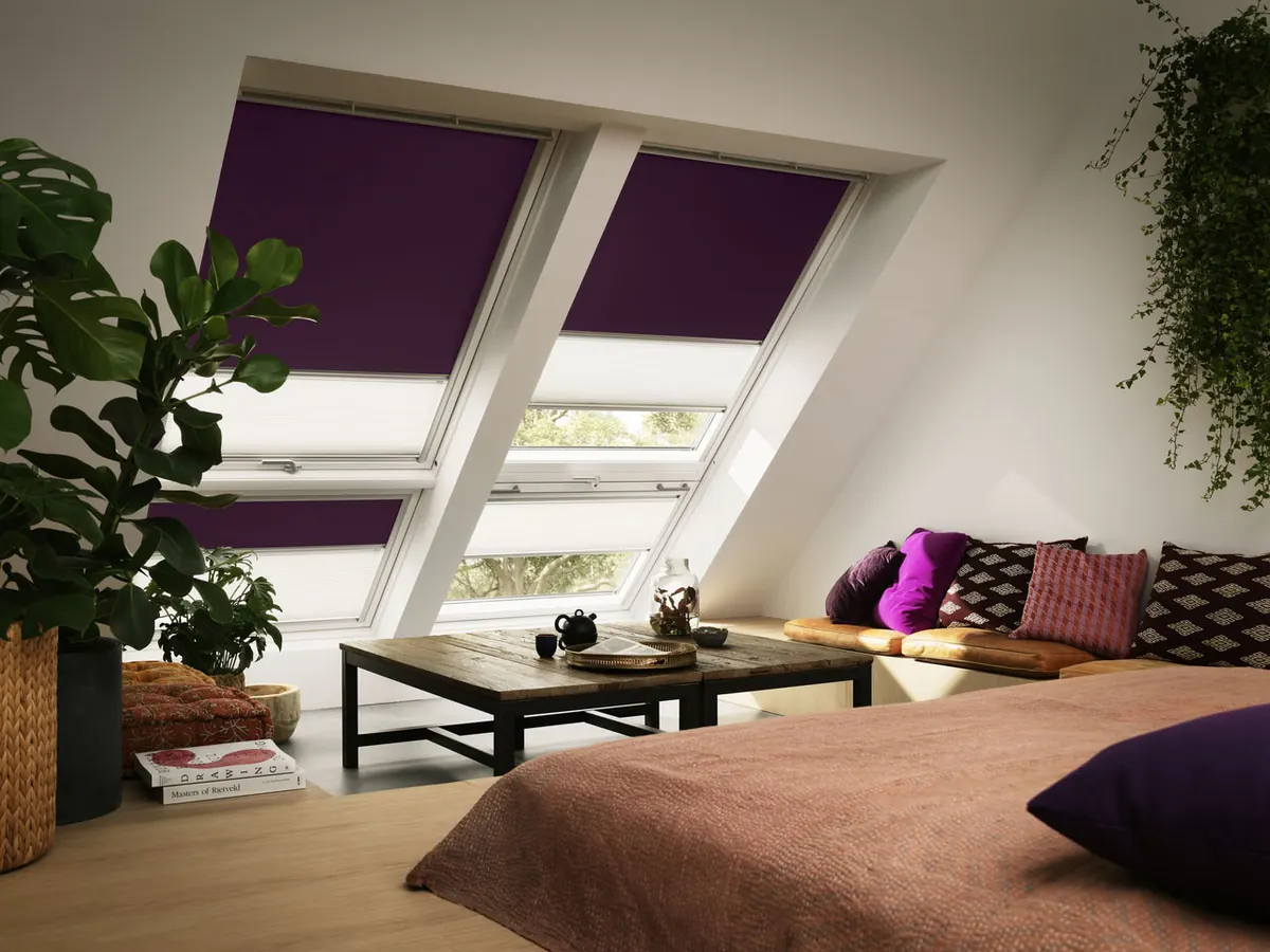 Wohnzimmer mit Verdunklungsrollos an Dachfenstern