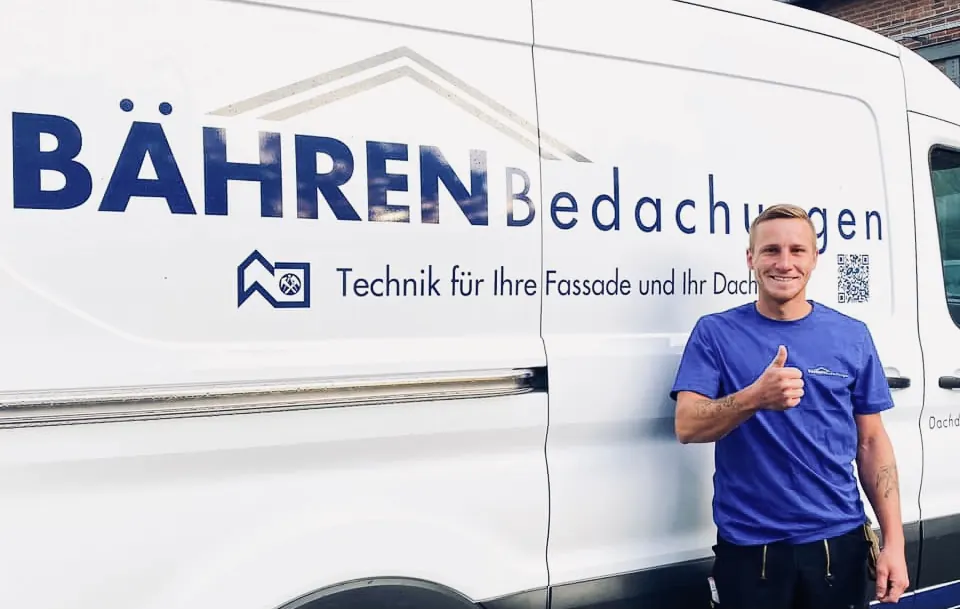 Bähren-Mitarbeiter vor dem Firmenwagen