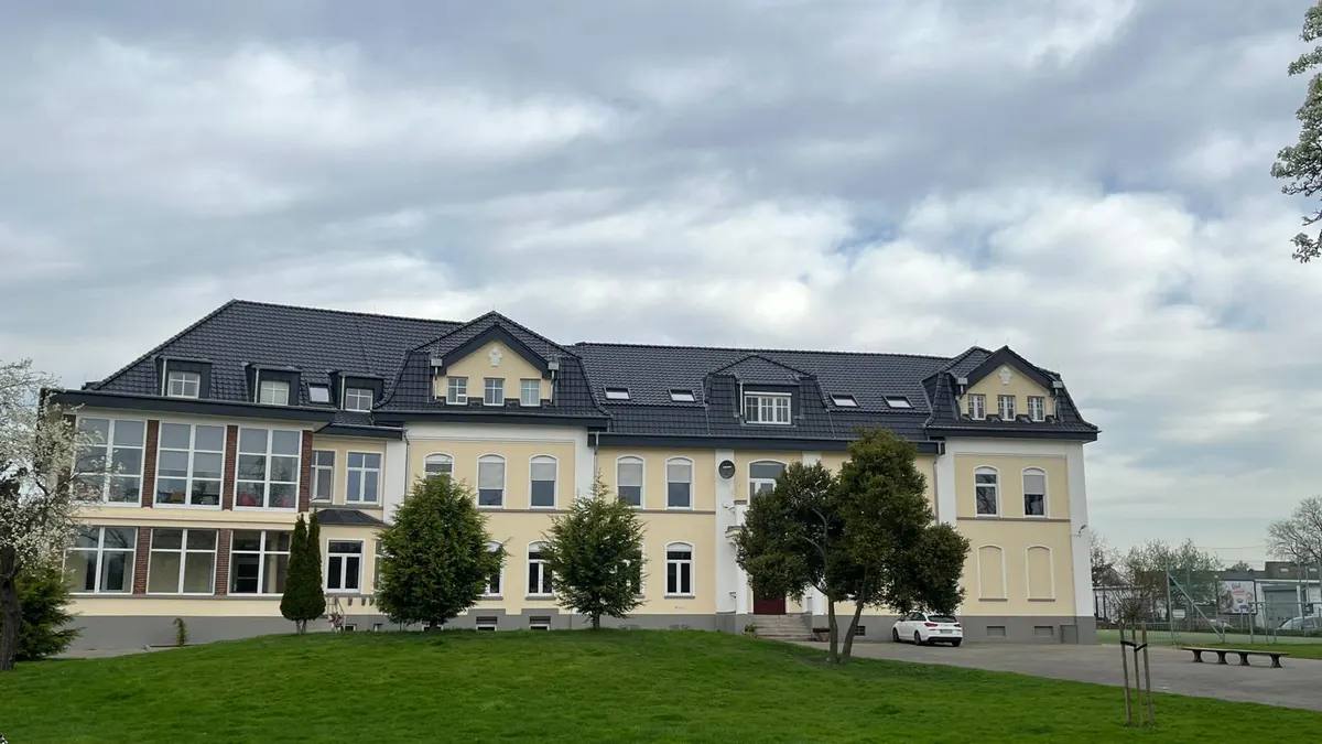 Mehrfamilienhaus mit neuer Dachdeckung