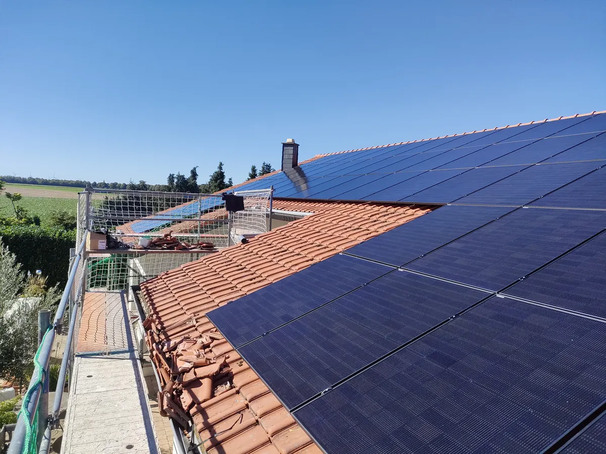 Photovoltaikanlage auf einem roten Ziegeldach