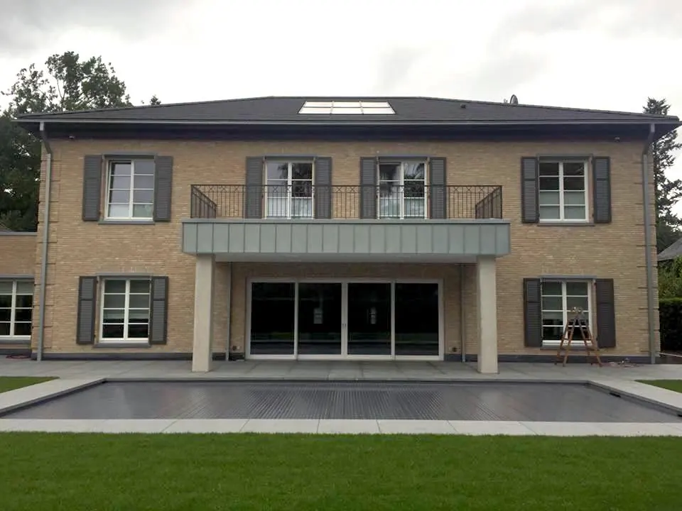 Villa mit neuem Walmdach in Mönchengladbach-Windberg