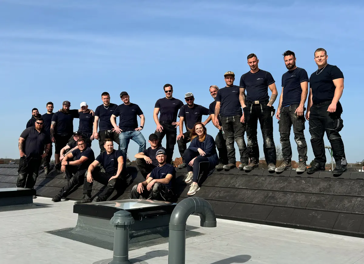 Das Team von Bähren Bedachungen auf einem Flachdach