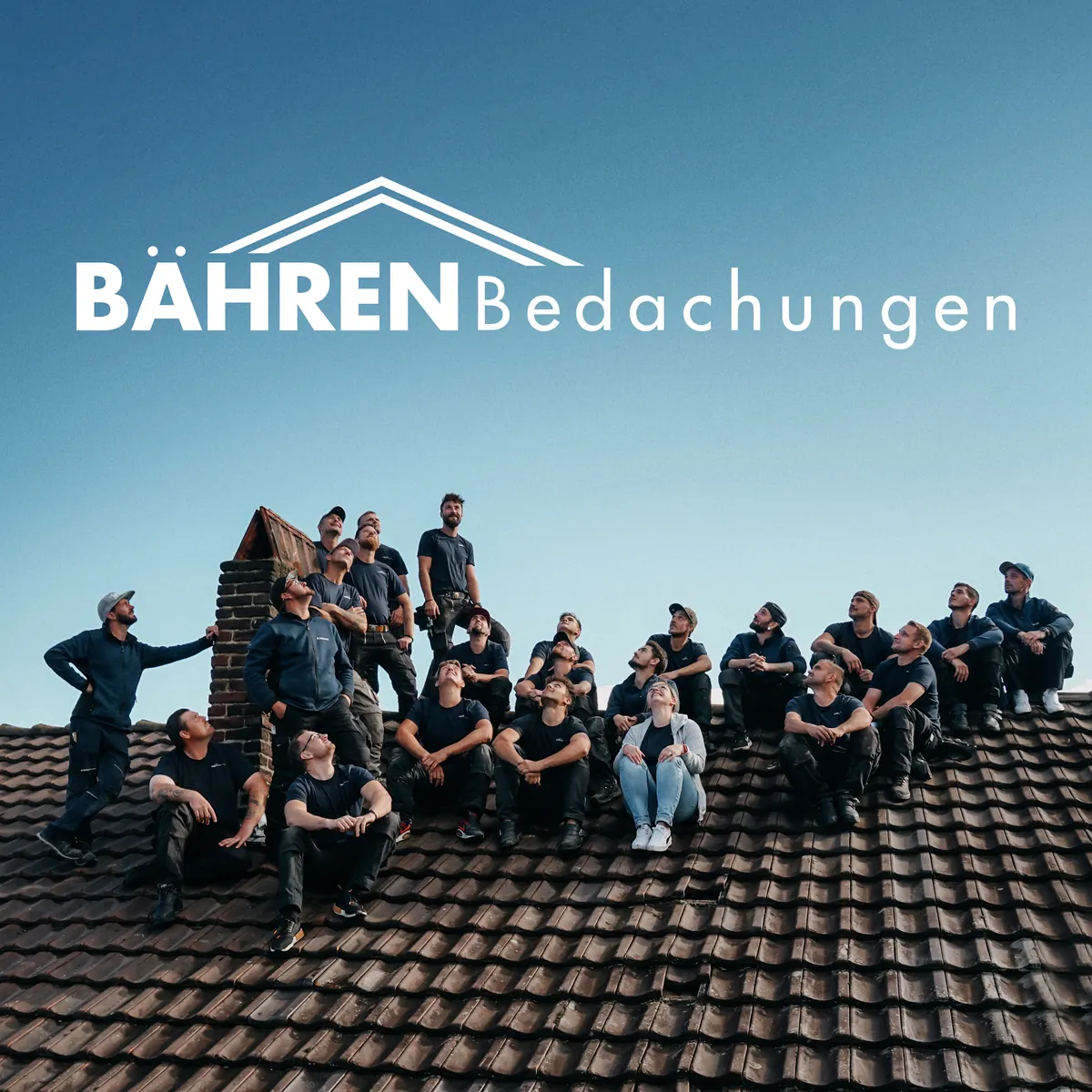 Dachdecker von Bähren Bedachungen auf einem Dach
